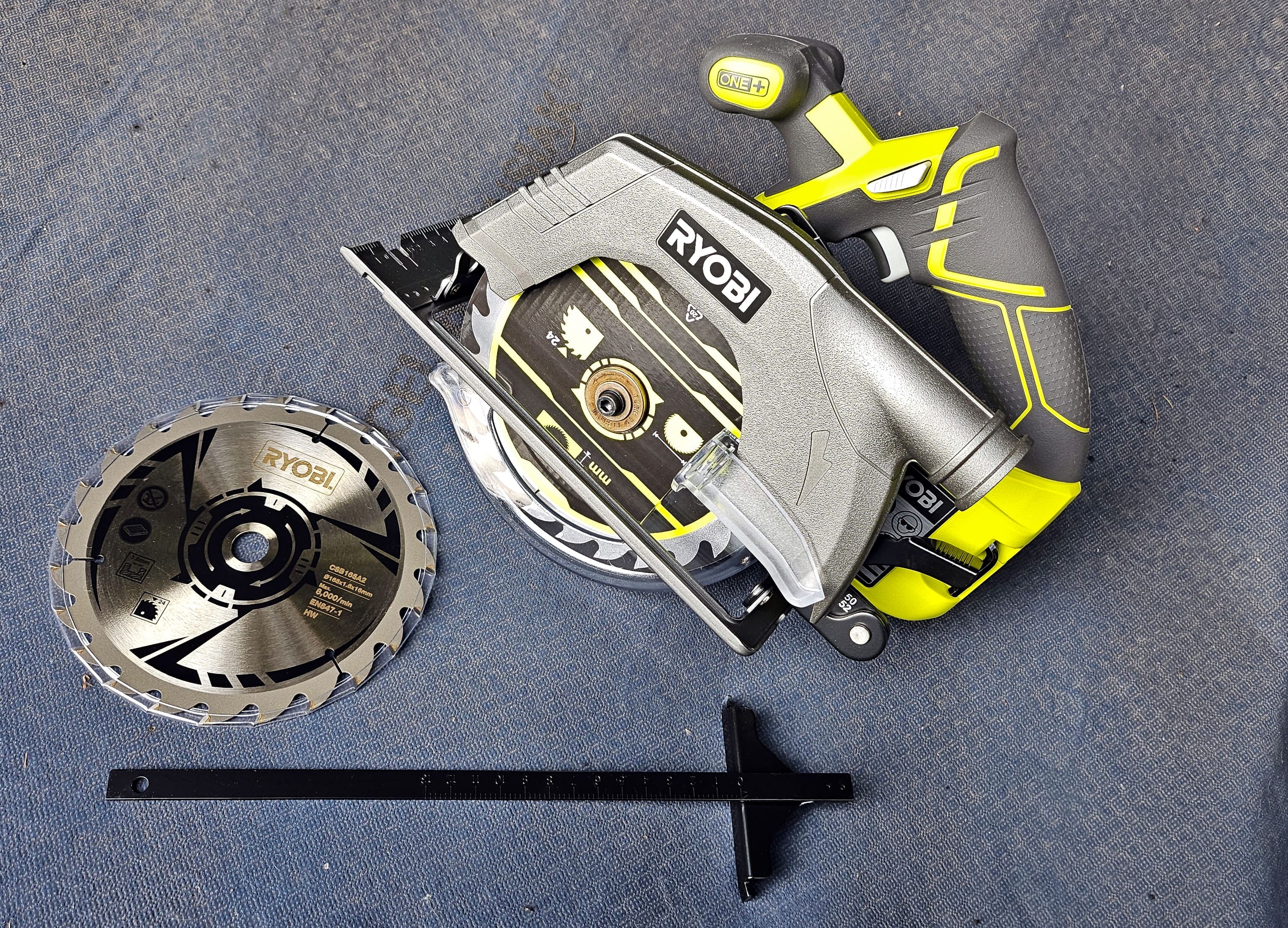 Cirkelsåg 18V, klingan 165 mm, sågdjup 52 mm (utan batteri), Ryobi R18CS-0 ONE+