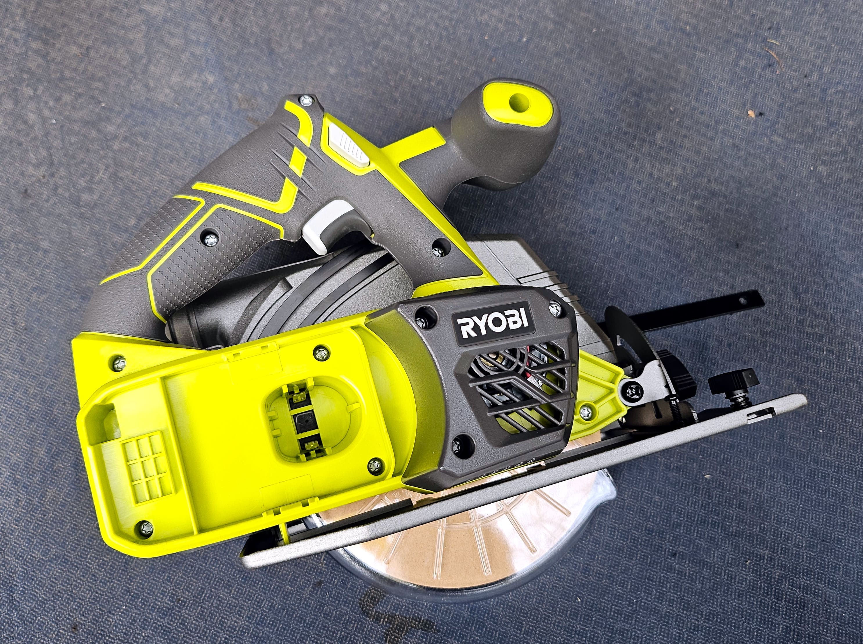 Cirkelsåg 18V, klingan 165 mm, sågdjup 52 mm (utan batteri), Ryobi R18CS-0 ONE+