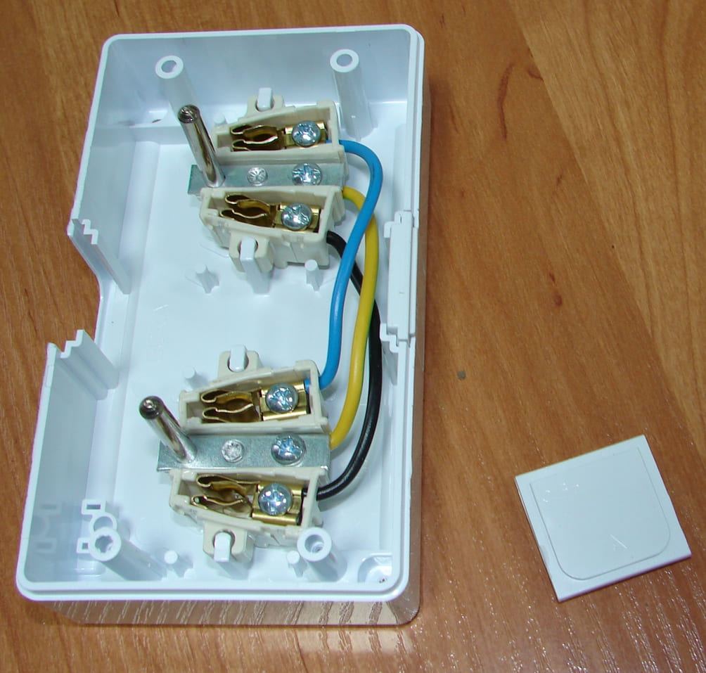 Surface-mount white dual sockets with covers, hermetic, 2 pcs, Hermes