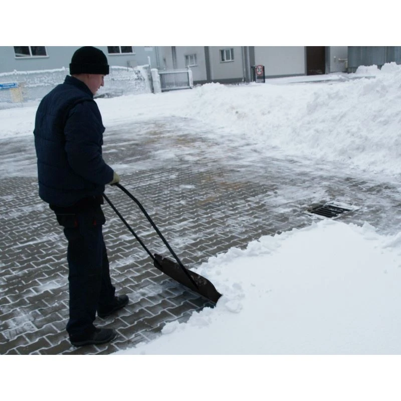 Snow Pusher with Wheels 77 x 45 cm Frost-Resistant Metal Strip Curved Handle 3.13 kg, Beast