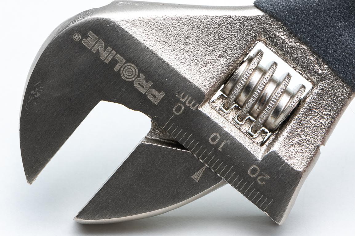 Skiftnyckel 150-600 mm, 19-62 mm, drop forged, kolstål, satin finish, gummibeklätt handtag, med skala, Proline