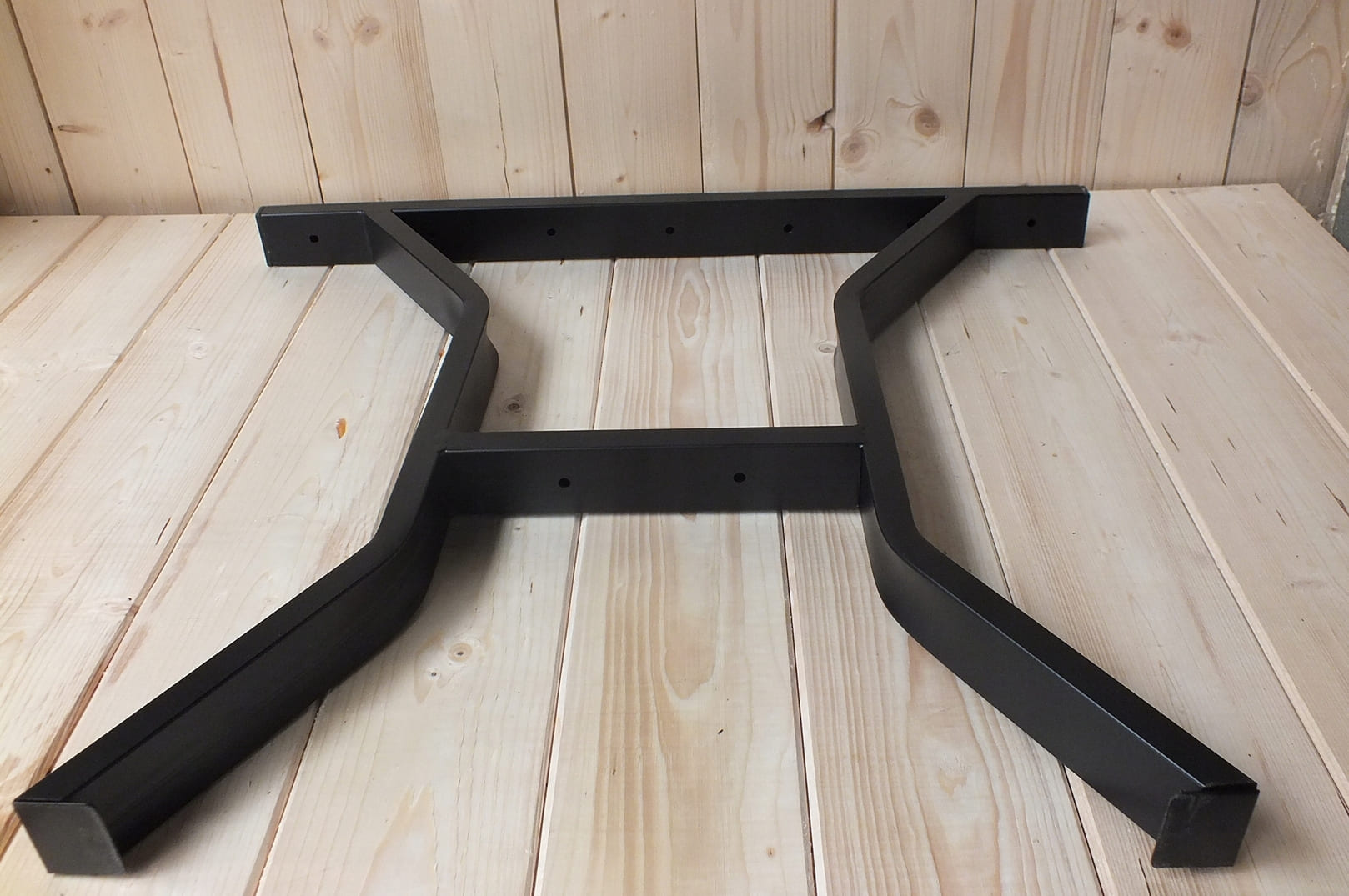 Stålben till bord, 2st svarta pulverlackade massiva, höjd 66 cm, max bred 71 cm
