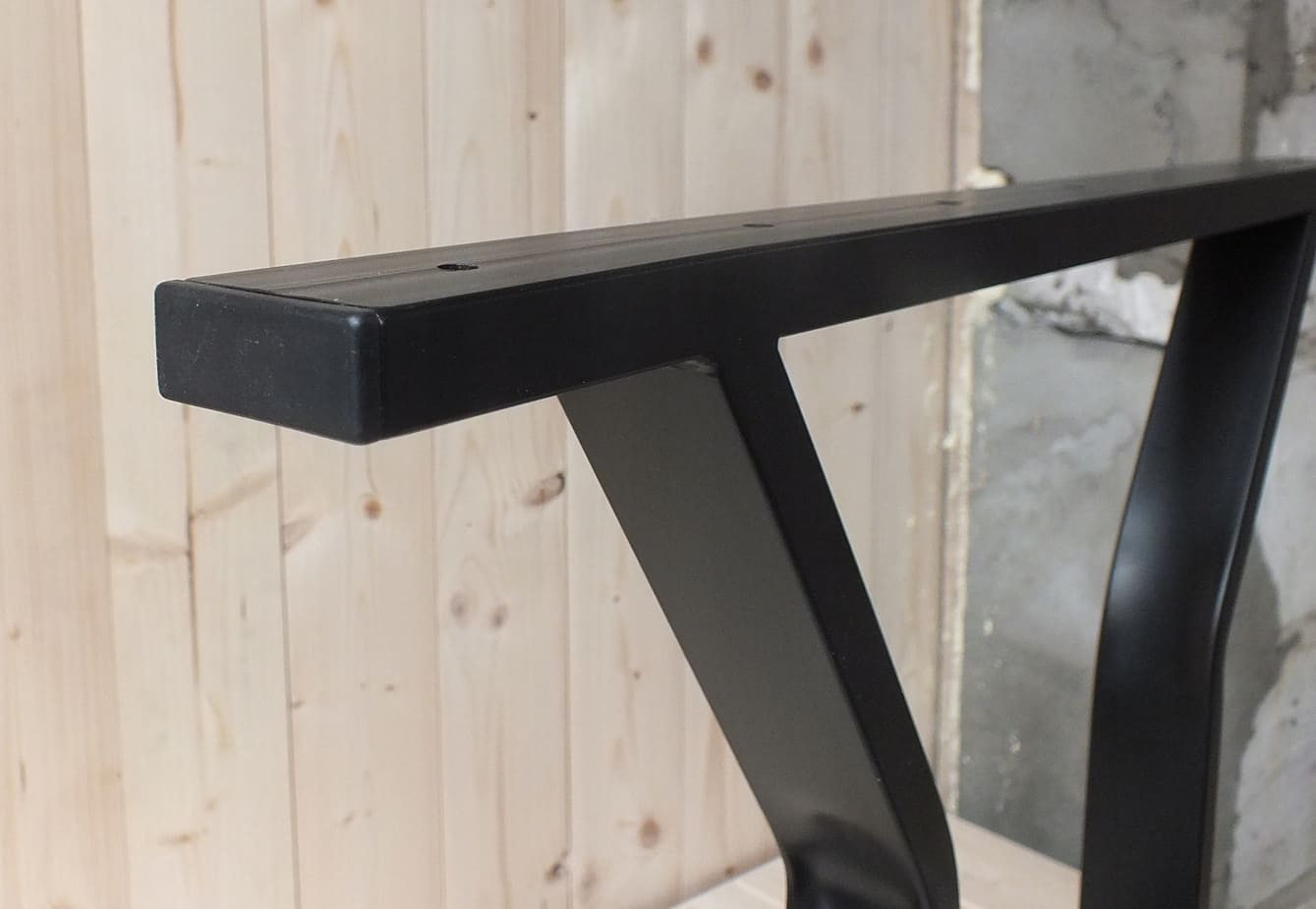 Stålben till bord, 2st svarta pulverlackade massiva, höjd 66 cm, max bred 71 cm