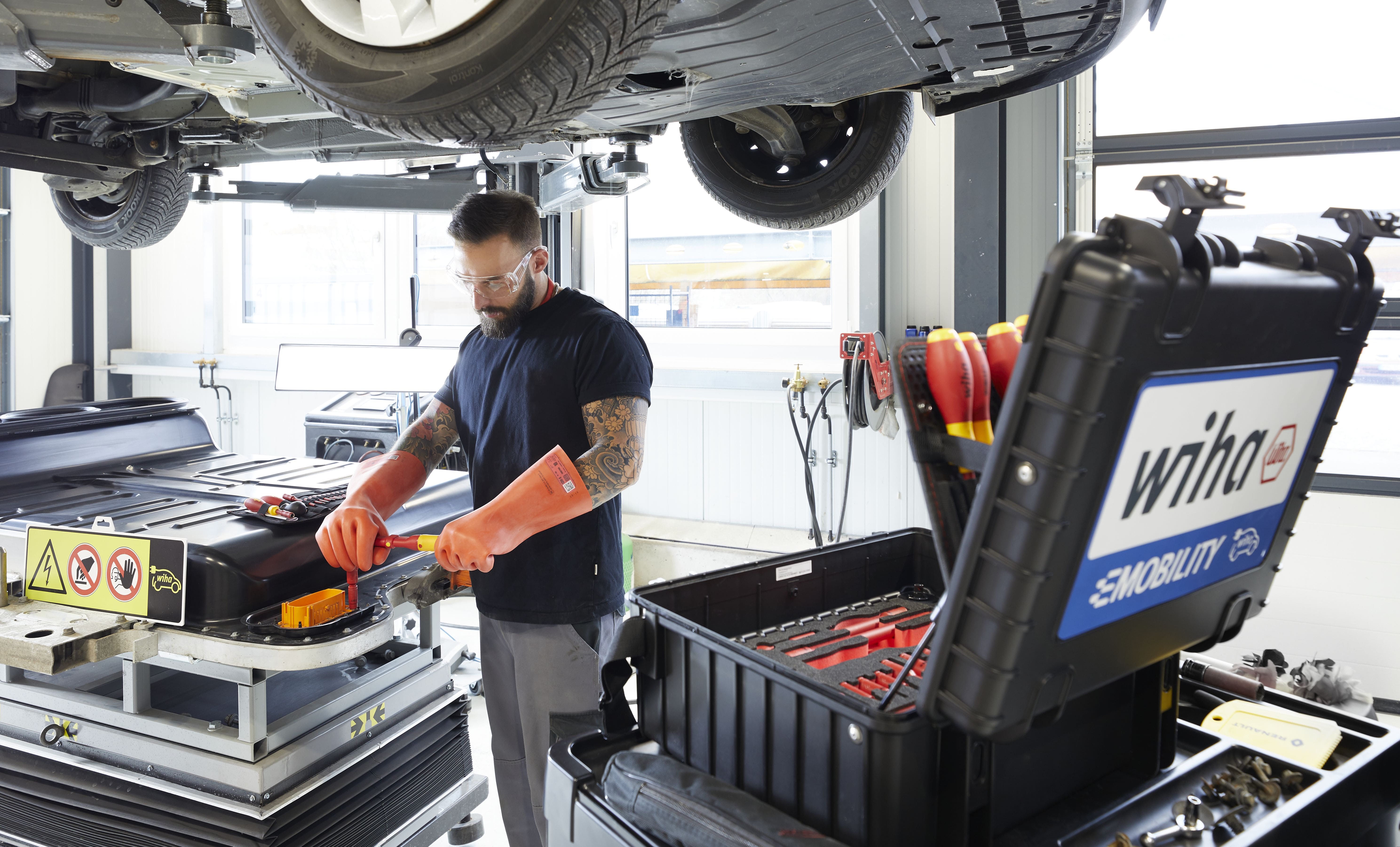 Verktygsväska XL eMobility, verktygssats, 77 delar VDE, WIHA