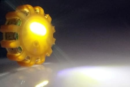 Magnetisk UFO LED-vägvarningslampa för nödsituationer, stöttålig, vattentät, 3 x AAA-batterier, gul.