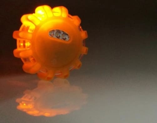 Magnetisk UFO LED-vägvarningslampa för nödsituationer, stöttålig, vattentät, 3 x AAA-batterier, gul.
